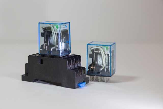 electrical Relay kya ha ( A image of two electrical relay)